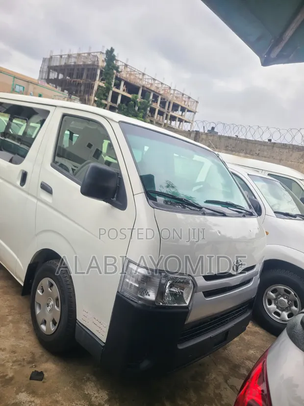 Toyota HiAce Bus 2015 White - 1