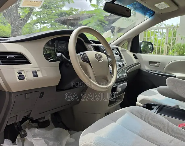 Toyota Sienna LE 8 Passenger 2011 - Amfani Da Ita A Kasashen Waje - 1