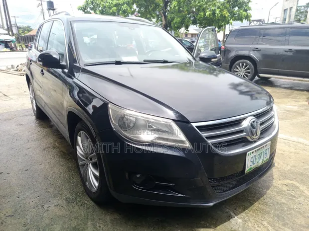 Volkswagen Tiguan 2011 Black - 1