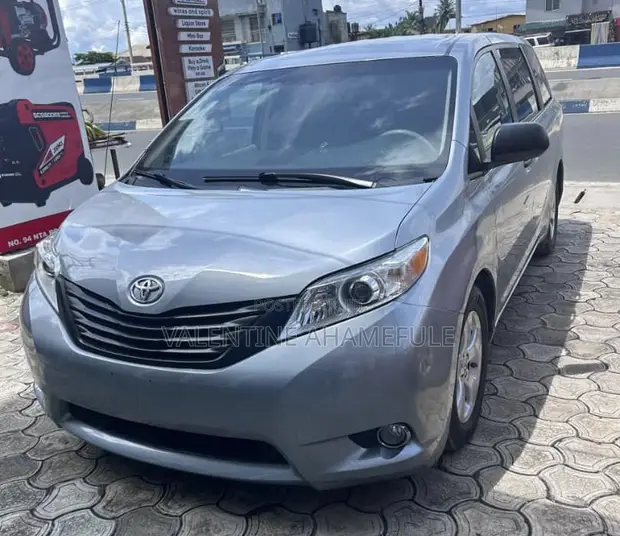 Toyota Sienna 2011 Blue - 1
