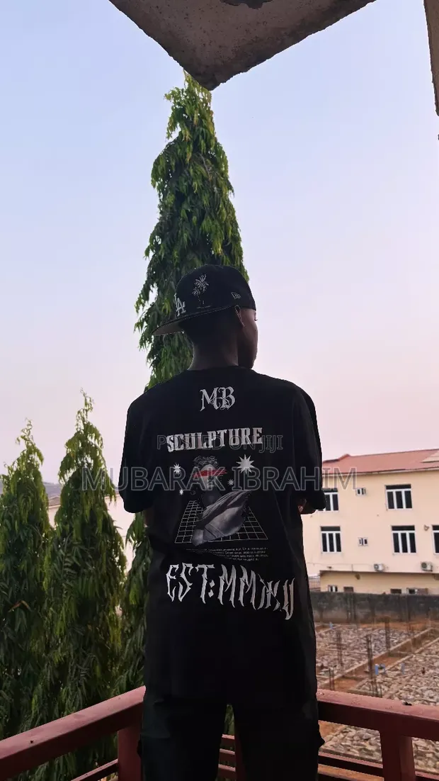Maza Baƙar Vaporwave Roman Statue Graphic Oversized T-Shirt - 1