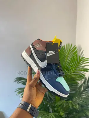 Nike Unisex 'Anyi 7g' Sneakers