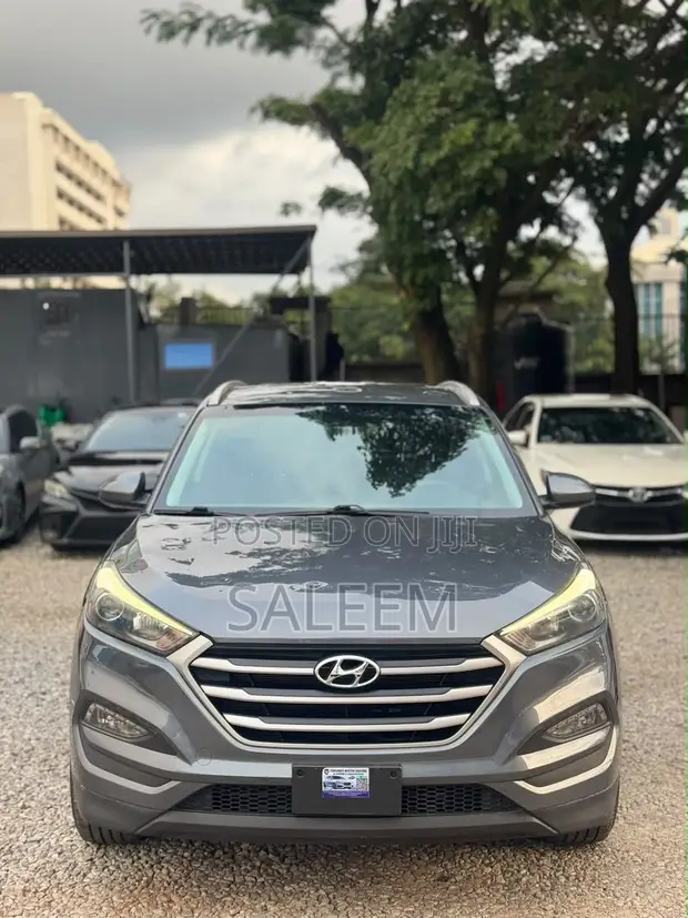 Hyundai Tucson Sport FWD SUV 2017 - Launin Fari - 1