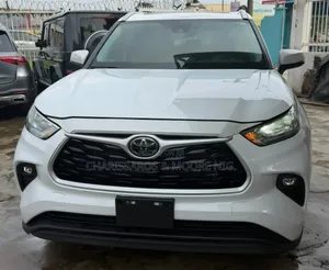 2023 Toyota Highlander XLE AWD White