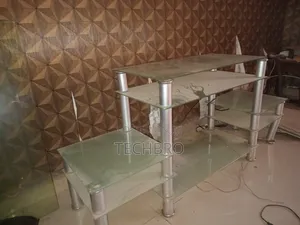 Kujerar TV Na Gilashi Mai Amfani
