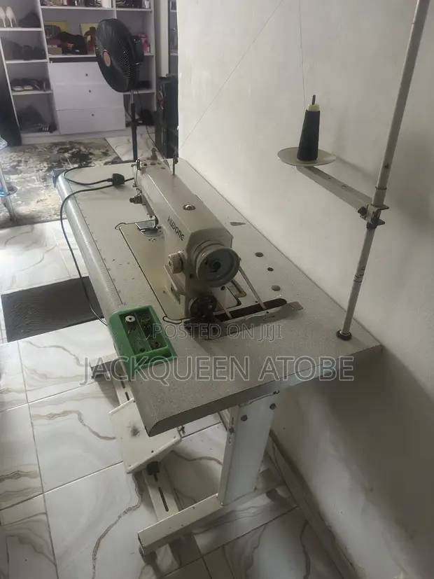 Hudong Industrial Straight-Stitch Sewing Machine tare da Tsarin Tebur - 1