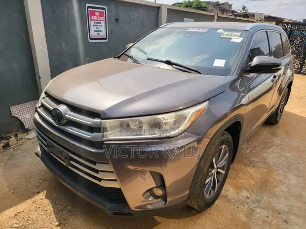 2017 Toyota Highlander XLE 4x4 V6 SUV Brown - 1