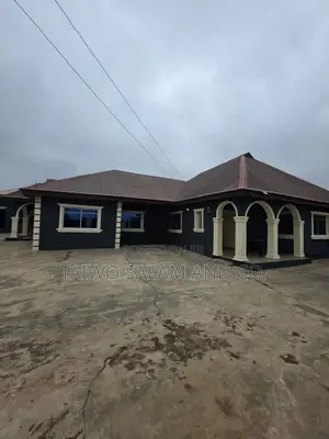 3-Bedroom Bungalow da 2-Bedroom Flat a Alakia, Ibadan