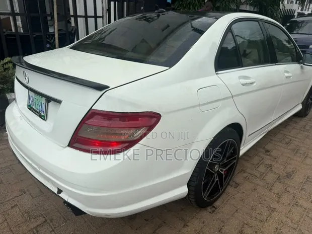 Mercedes-Benz C300 2010 White - 1