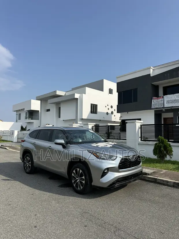 2021 Toyota Highlander XLE Silver - 1