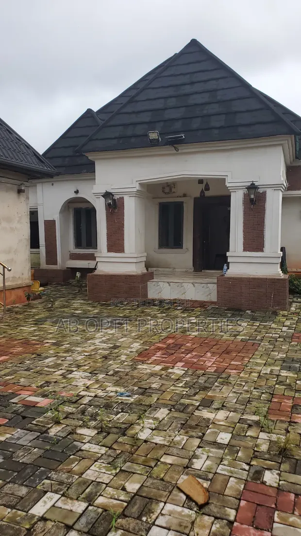 3-Bedroom Bungalow da BQ Sayarwa, Agbor Road Bypass, Benin City - 1