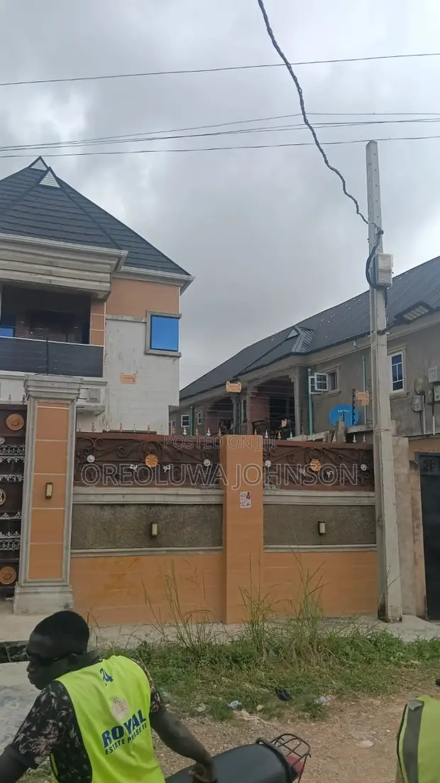 4 Bedroom Duplex a Royal Estate, Iseri Olofin don siyarwa - 1