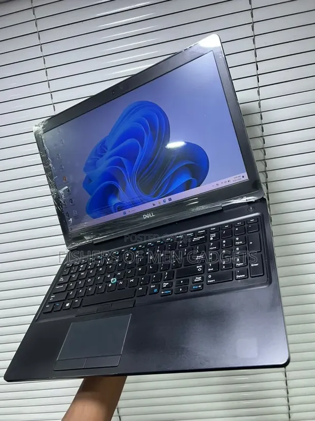 Dell Latitude 5590 Laptop - Intel Core i7, 8GB RAM, 256GB SSD - 1