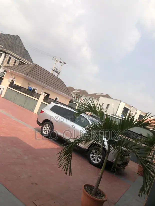 Gidan Kwana 3-Bedroom da Aka Shirya a Ikota Villa - 1