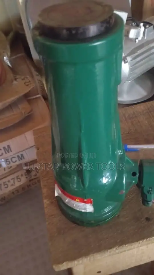 Brand New 32-Ton Hydraulic Bottle Jack - 1