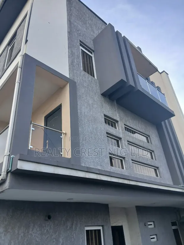 Gidan Kwana Mai Dakuna 4 da Aka Zuba Kayan Saka na Sawa a Ajayi Road - 1