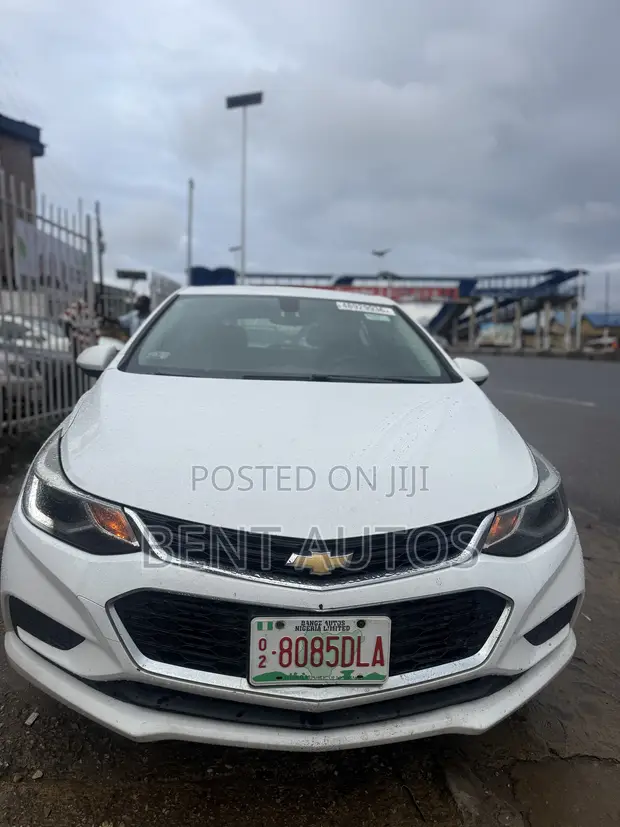2017 Chevrolet Cruze LT Hatchback Mai Gudun Kai Farar Fata - 1