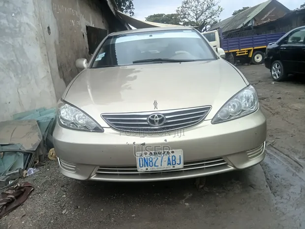 Toyota Camry 2004 Gold - 1
