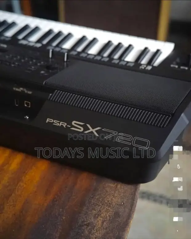 Yamaha PSR-SX720 Professional Arranger Keyboard - 1