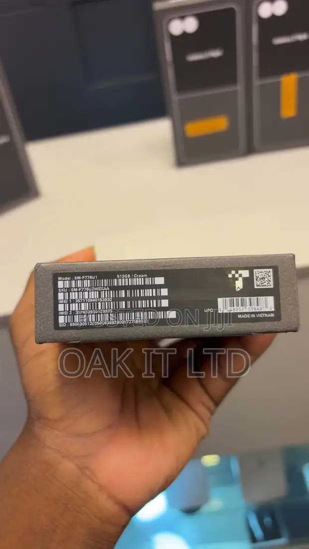 New Samsung Galaxy Z Flip8 512GB Silver - 1