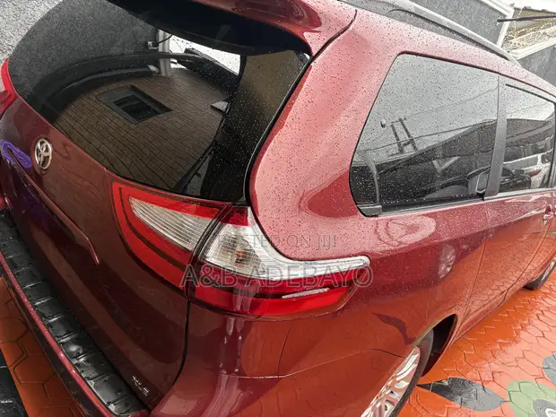 2016 Toyota Sienna XLE 7-Passenger Auto Access Seat - 1