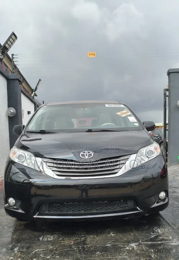 Toyota Sienna XLE 2014 Black - 1