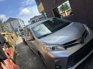 2019 Toyota Sienna XLE AWD Minivan - Gold