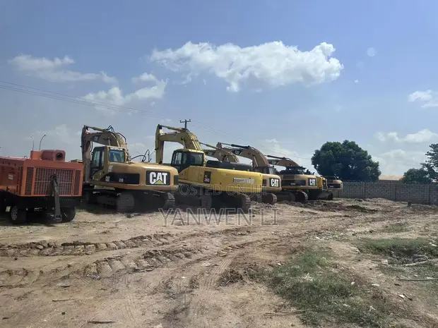 Caterpillar 320 Excavator - 1