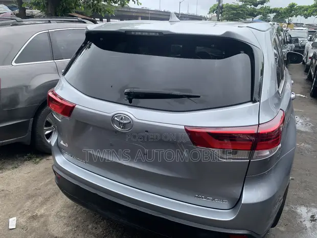 2015 Toyota Highlander XLE AWD SUV - Silver - 1