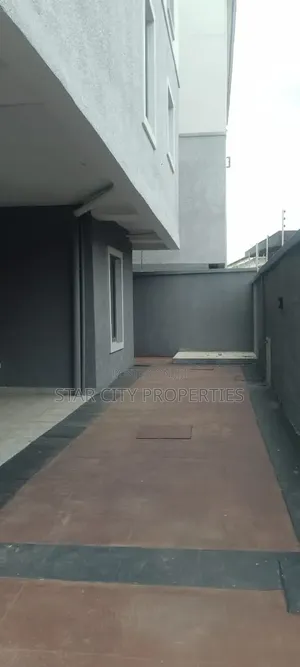 4-Bedroom Semi-Detached Duplex da BQ a Maryland Crescent