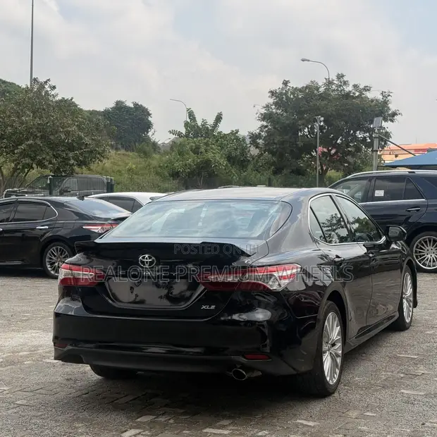 2018 Toyota Camry XLE FWD 2.5L Black - 1