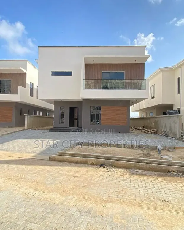 4 Bedroom Duplex with Pool & Gym in Lekki Phase 1 - 1