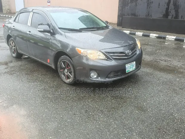 Toyota Corolla 2012 Gray - 1