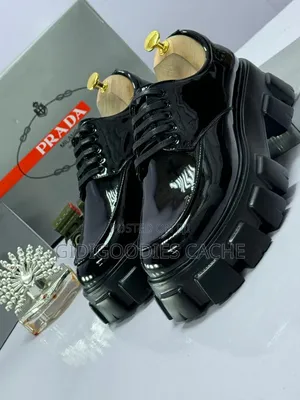 Takalman Derby na Maza na Patent Leather masu Kauri da Lace-Up