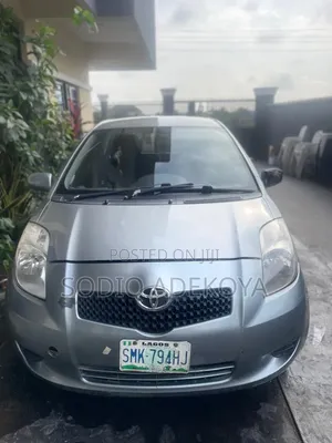 Toyota Yaris Base Hatchback 2010 Silver