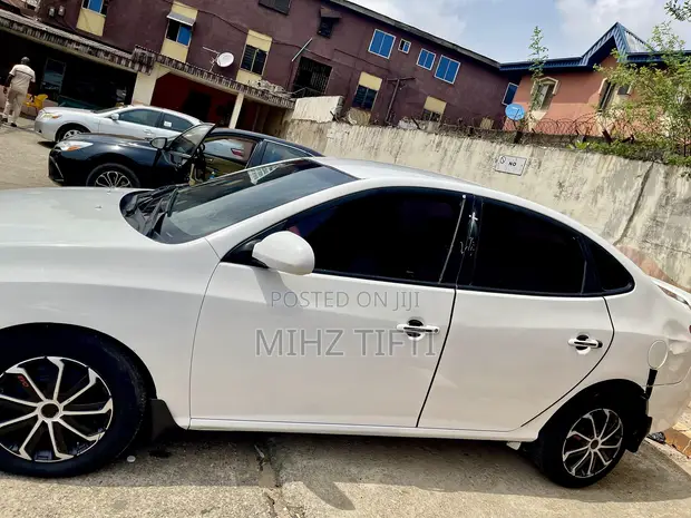 Hyundai Elantra 2008 White - 1