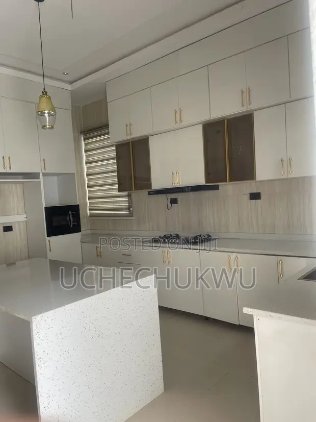 6-Bedroom Penthouse a Fapline Estate, Dakwo District - 1