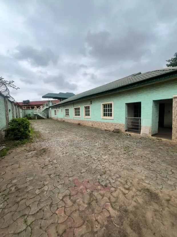 Bungalow mai dakuna 12 don siyarwa a Surulere, Lagos - 1