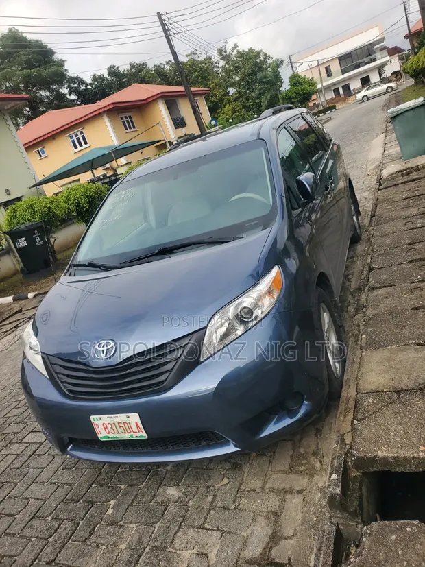 Toyota Sienna 2013 Blue - 1