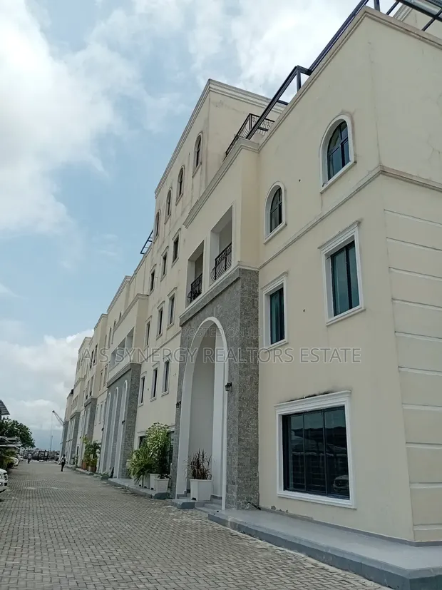 Furnished 5-Bedroom Townhouse with BQ in Lekki Phase 1 - 1