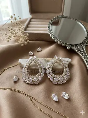 Kyawawan 'Yan Mata masu Siffar Crystal Earrings