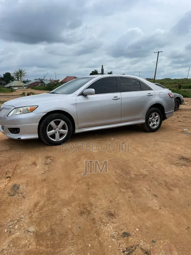 Toyota Camry SE 2010 Silver - 1