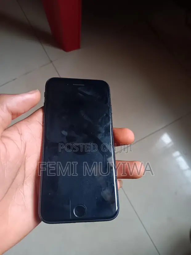 Apple iPhone 7 32GB Black (UK Used) - 1