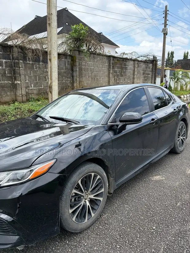 2018 Toyota Camry SE FWD (2.5L) Black - 1