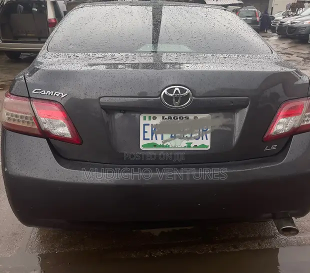 Toyota Camry LE Sedan 2011 - Launin Fari - 1