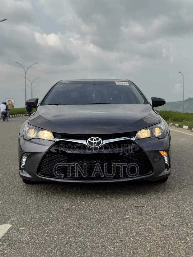2016 Toyota Camry SE Sedan - 1
