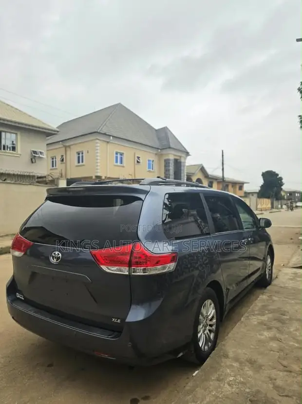 Toyota Sienna XLE AWD 7-Fitar 2013 Shuɗi - 1