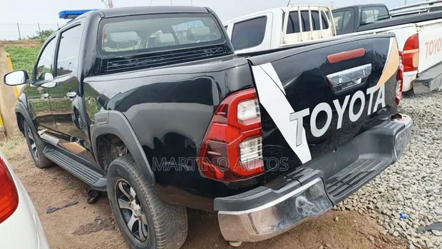 Toyota Hilux 2015 Black Diesel - 1