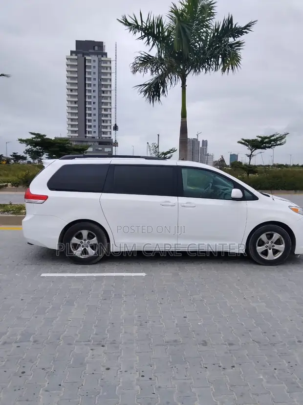 2012 Toyota Sienna LE 8-Passenger Minivan - 1