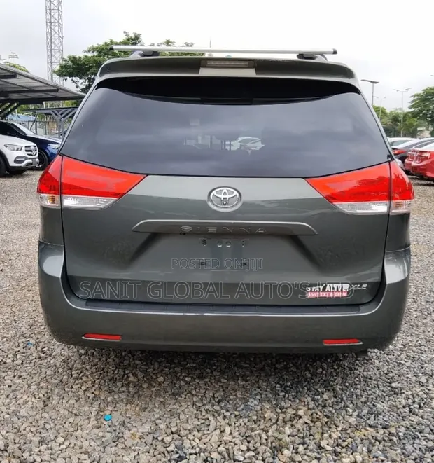 Toyota Sienna XLE FWD 8-Fadanci 2013 - 1